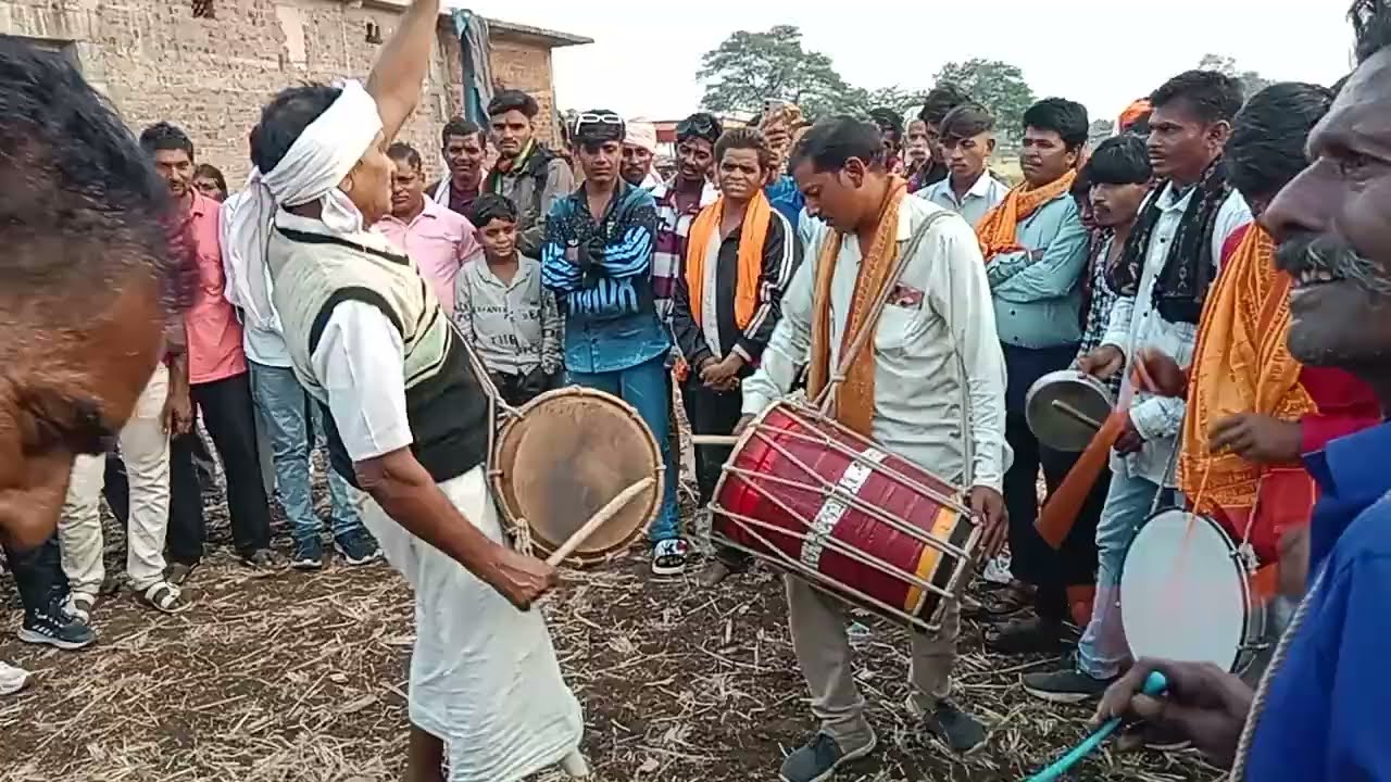 आदिवासी ढोल मादल पर नाचते हुए अपनी टक्कर के साथ में 