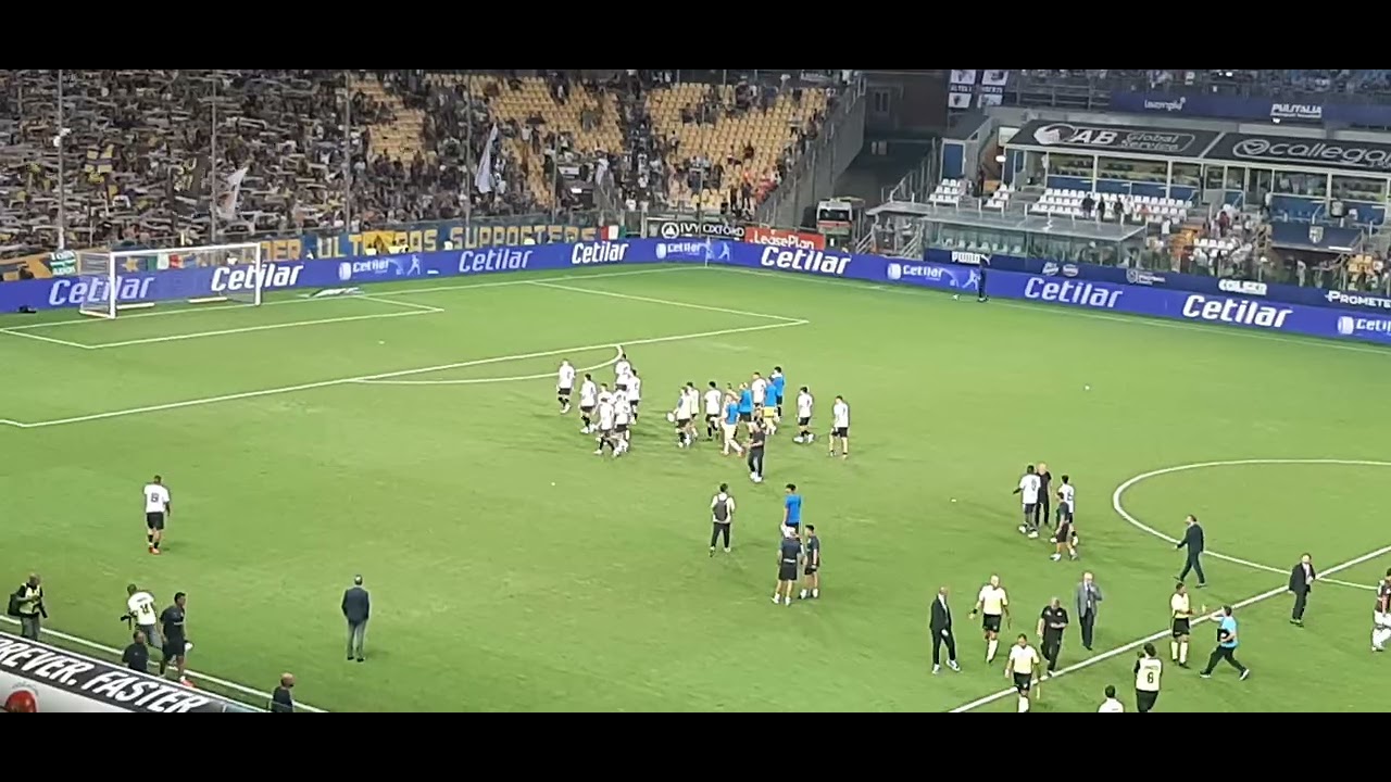 Derby Parma-Reggiana 0-0, triplice fischio finale, il saluto della Curva Nord