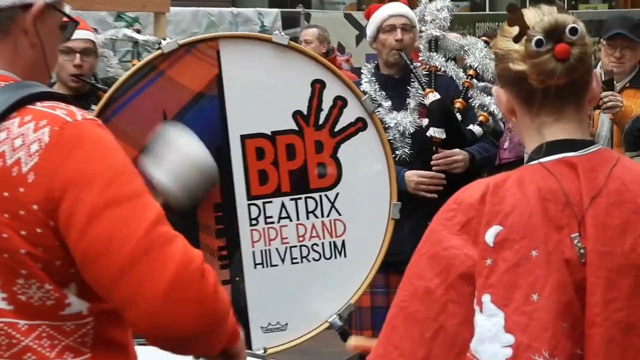 Kerst optreden 2025 Beatrix Pipe Band in Winkelcentrum Gooische Brink te Hilversum.