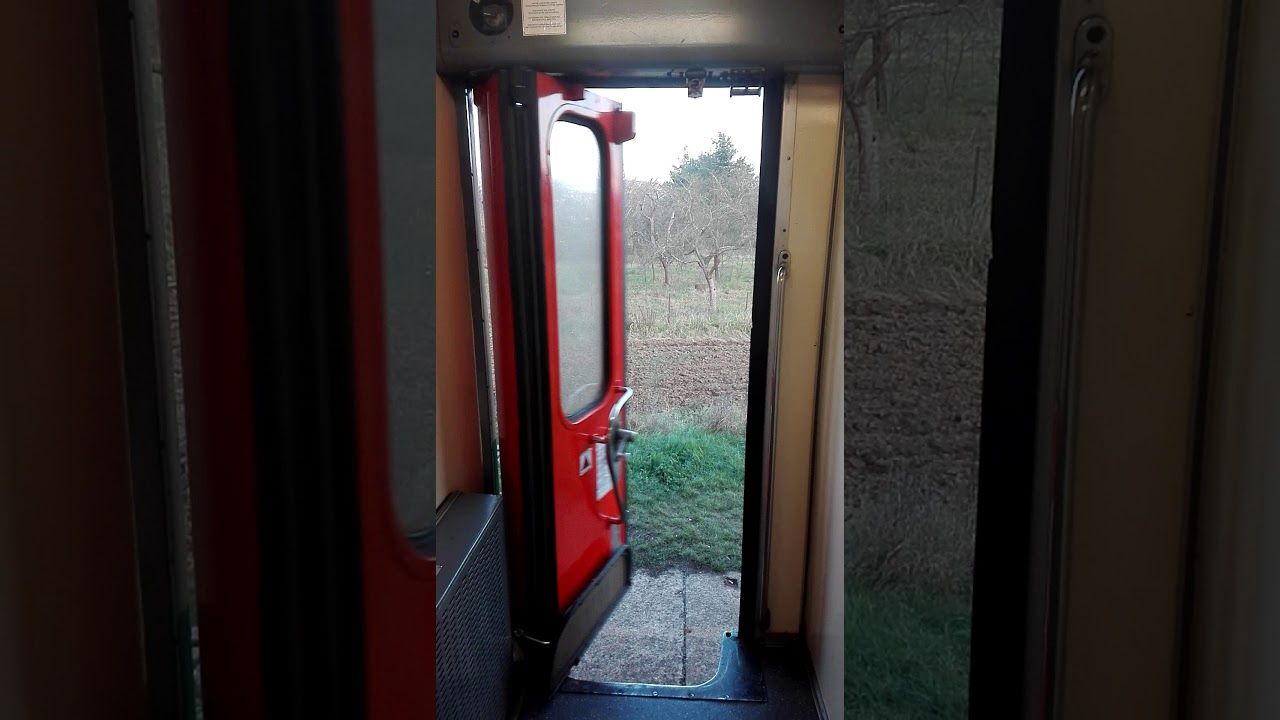 Zatváranie dverí na elektrickej jednotke ZSSK 460.