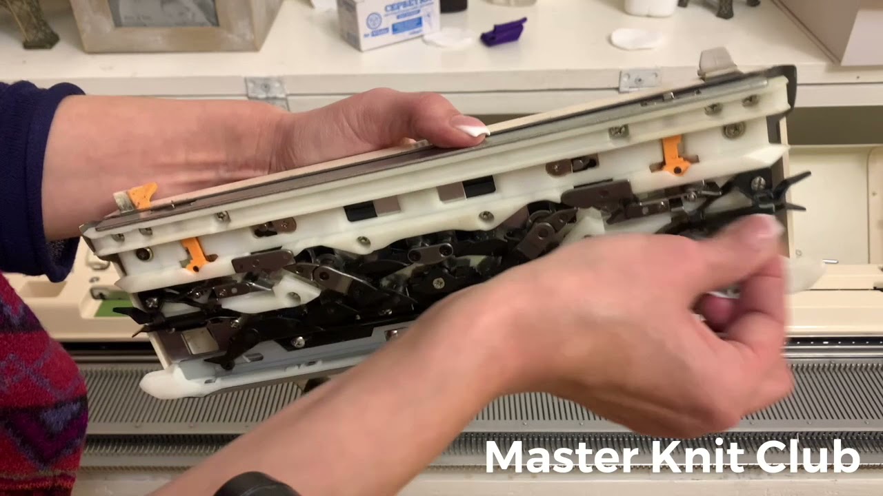 Как правильно смазывать и чистить вязальную машину? Master Knit Сlub - ссылка в описании