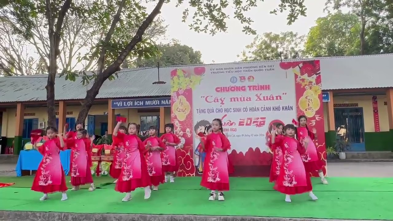Bảo Trân (Tép) múa khai mạc chương trình Cây Mùa Xuân  Trường tiểu học Trần Quốc Tuấn.