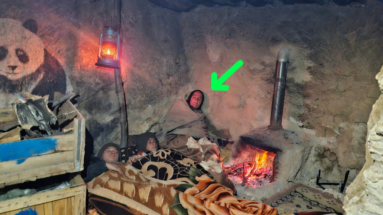 Homeless life in the cold mountains ❄️🏔️ | Survival in a mud hut with a wood fire🔥
