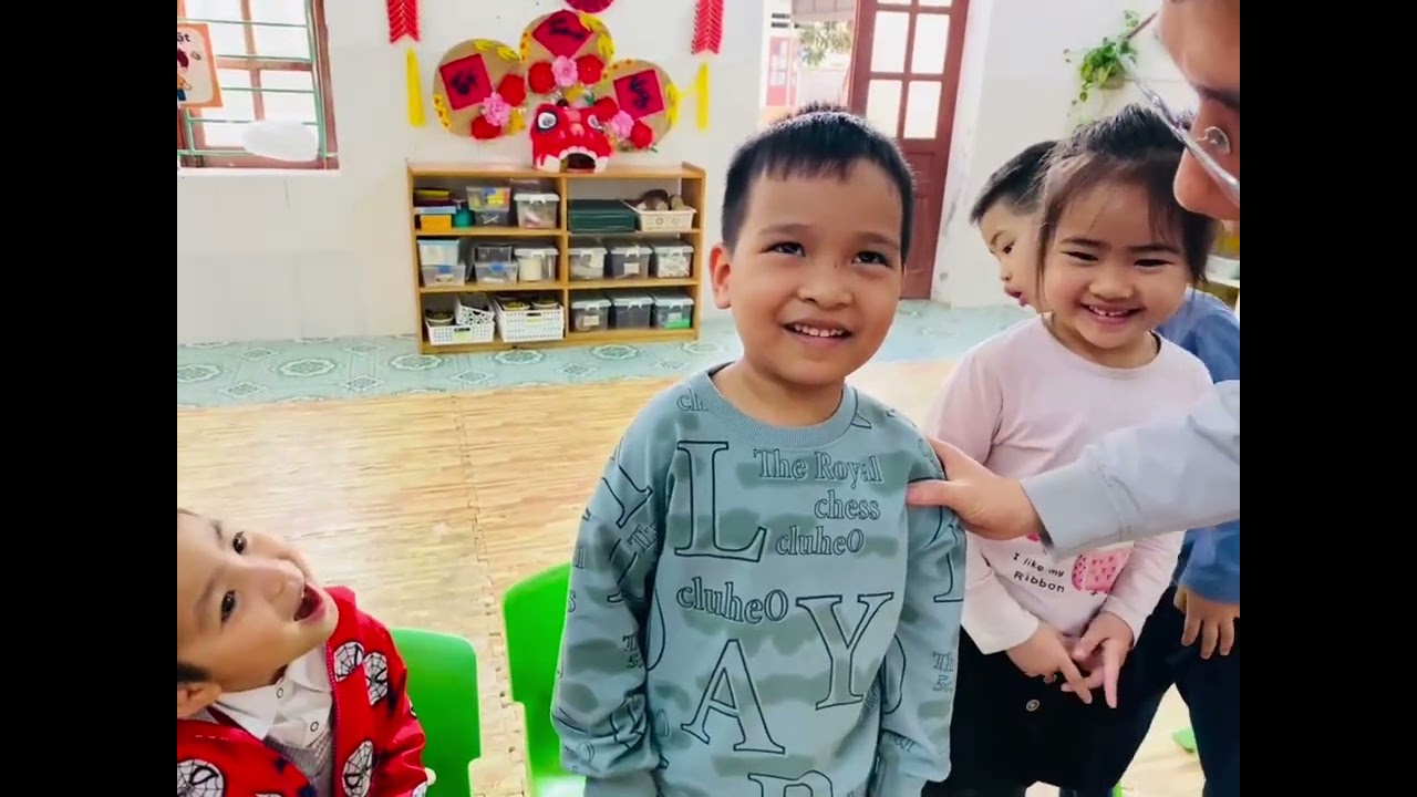 Tý học tiếng Anh cùng các bạn trên lớp