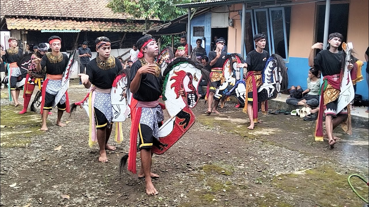 Tarian Prajuritan Ebeg Satria Pamungkas feat Anggoro Kasih di Pageraji Cilongok kab Banyumas #trance