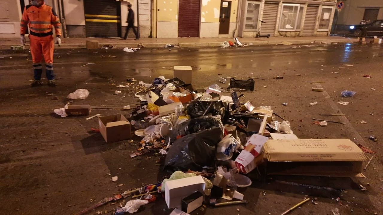 Capodanno a Taranto: in strada materassi, divani,. Kyma Ambiente: 