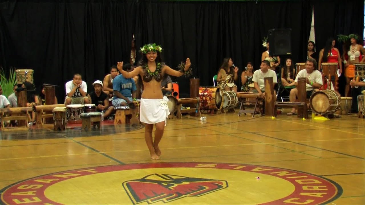Melanee competing at Manahere I Ori Tahiti 2010