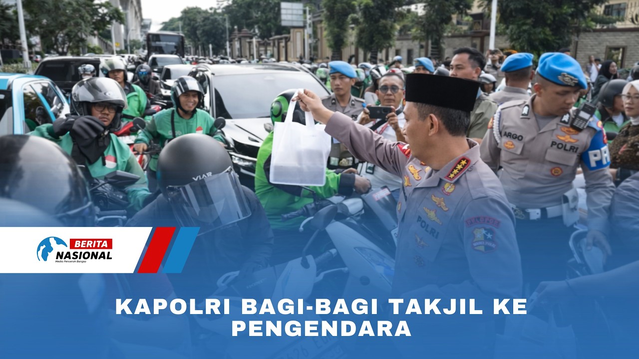 Kapolri Bagi-Bagi Takjil ke Pengendara
