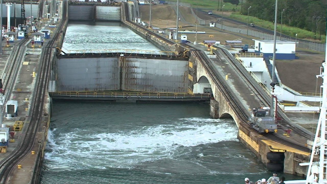 Gatun Locks - Panama Canal  (HD)