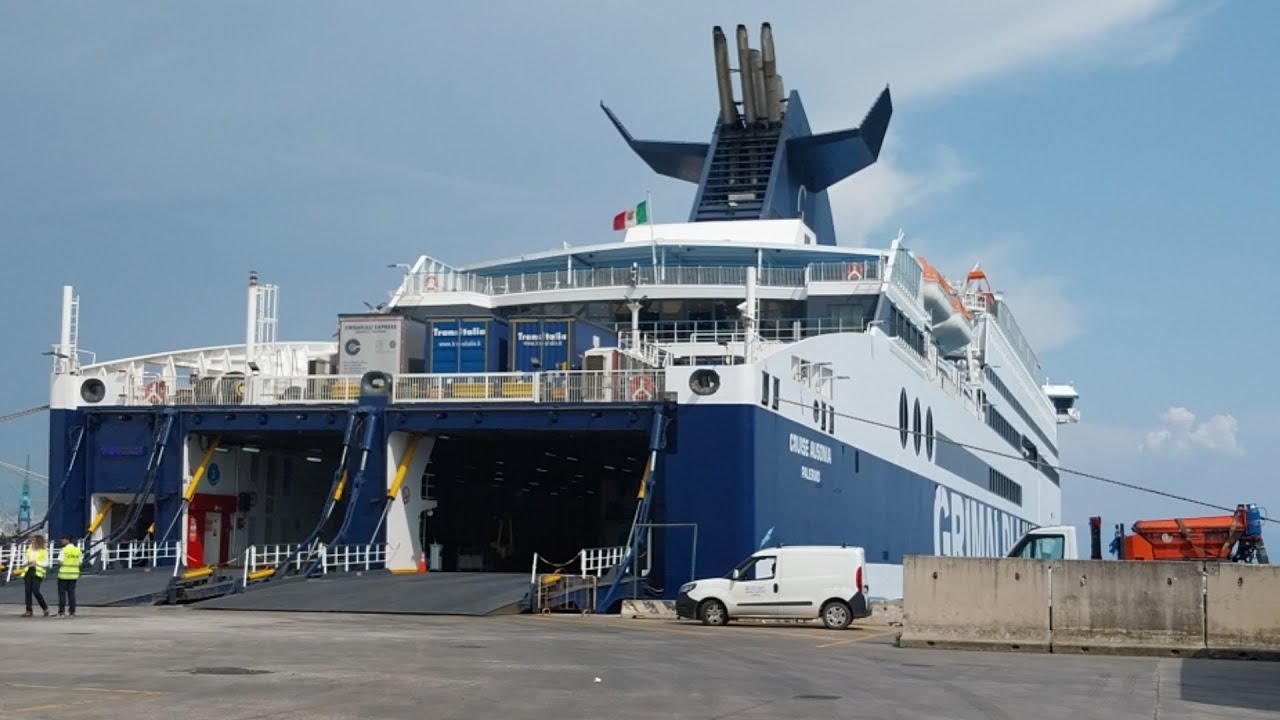 Nave Cruise Ausonia in partenza dal porto di Napoli