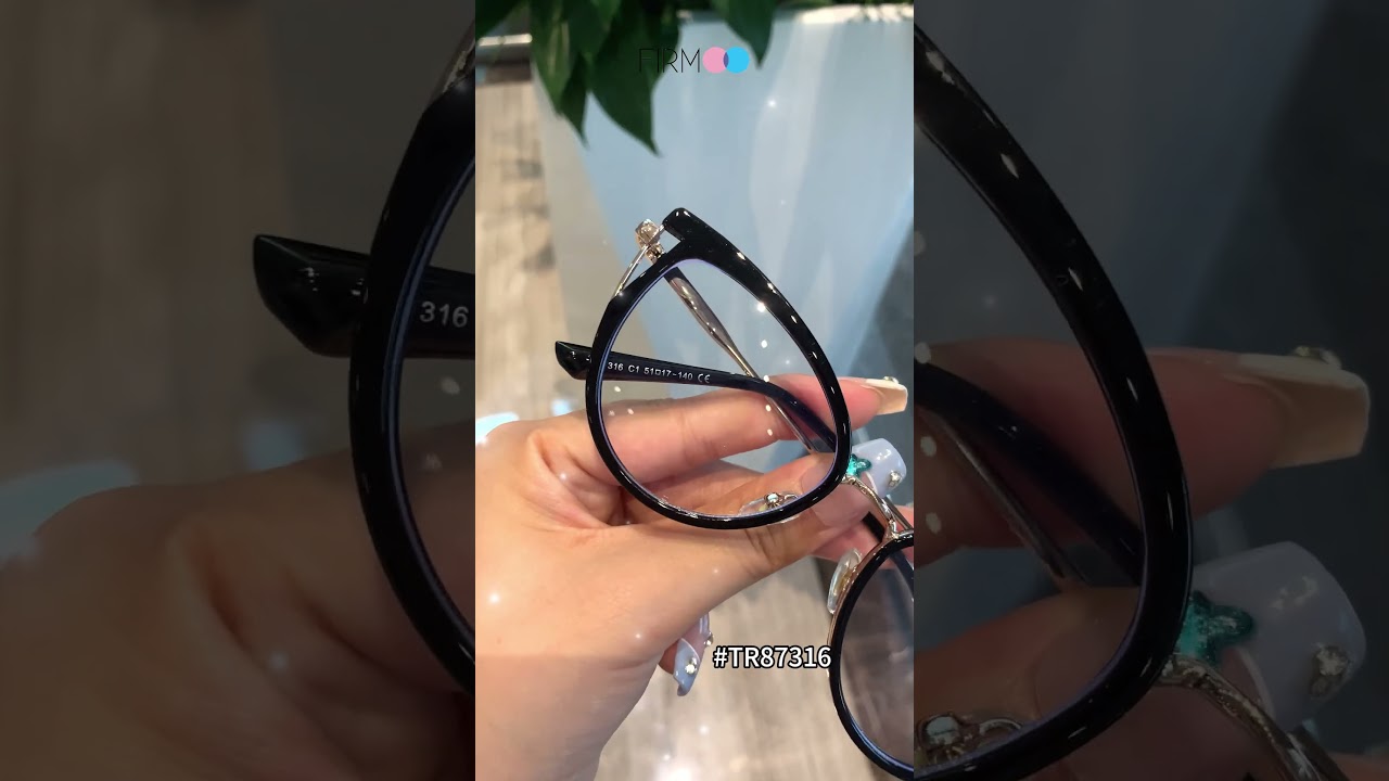 black cat-eye glasses 🖤🖤  #eyeglasses #glasses  #eyewear #eyewearfashion