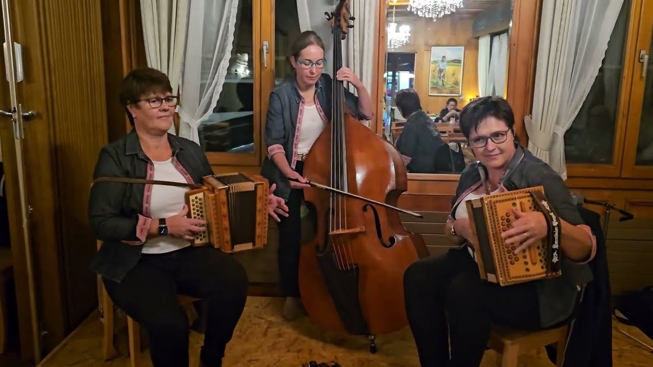 Schwyzerörgeli-Trio Balmhorn am 3. Nov. 2023 an der Löie-Stubete