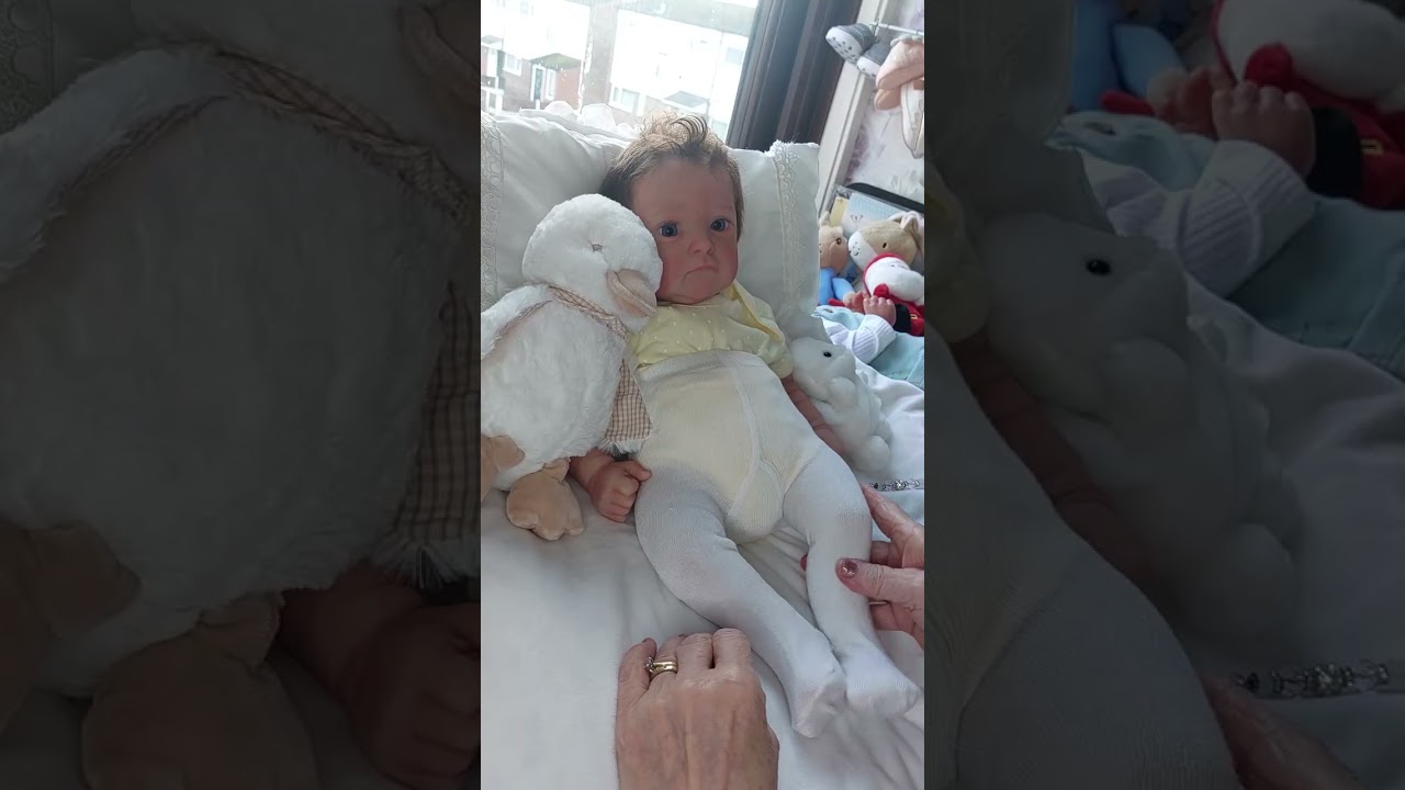 Сегодня мы одеваем Грейси Мэй и малыша Джеймса в рождественские наряды.