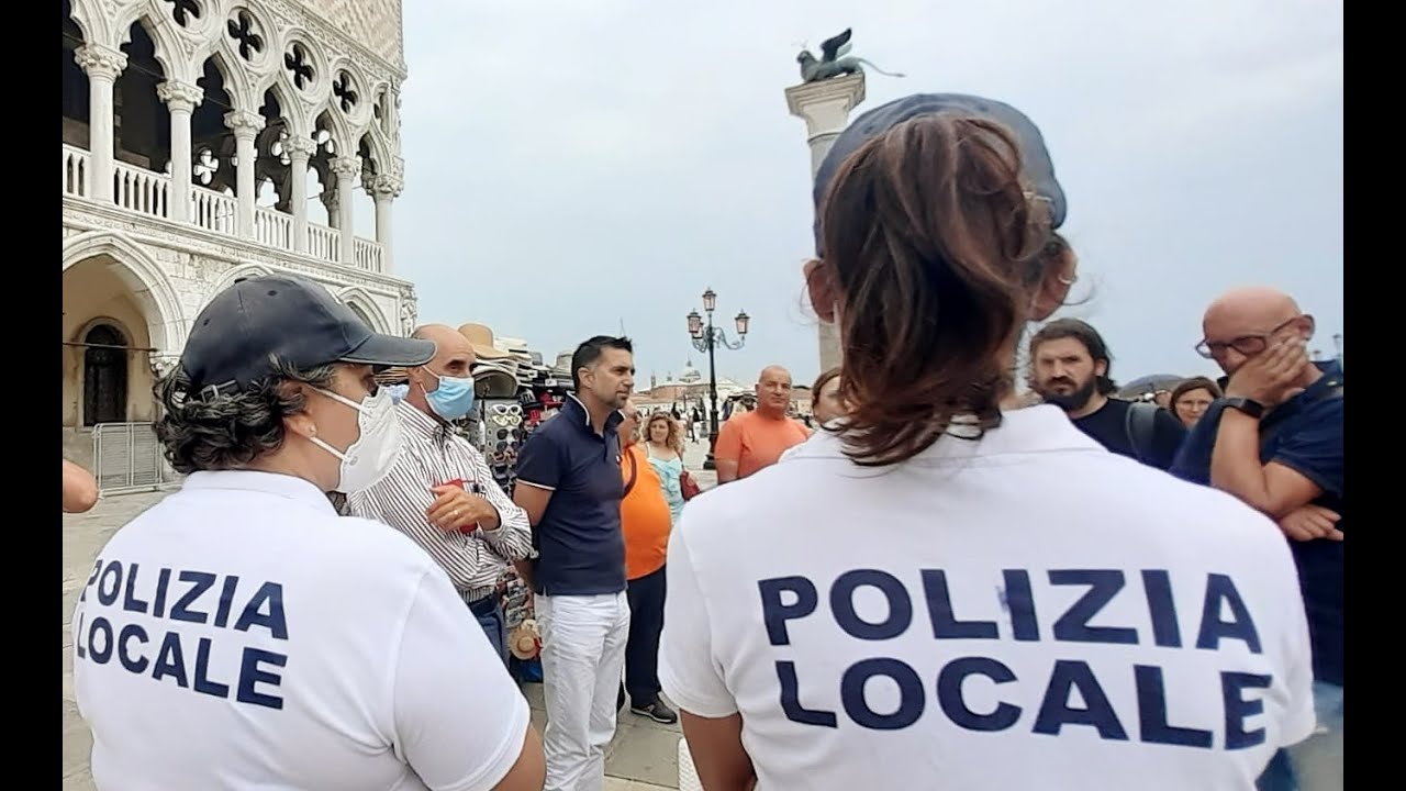 In arrivo nuove regole per i banchi di souvenir in piazza San Marco: il sopralluogo di Costalonga