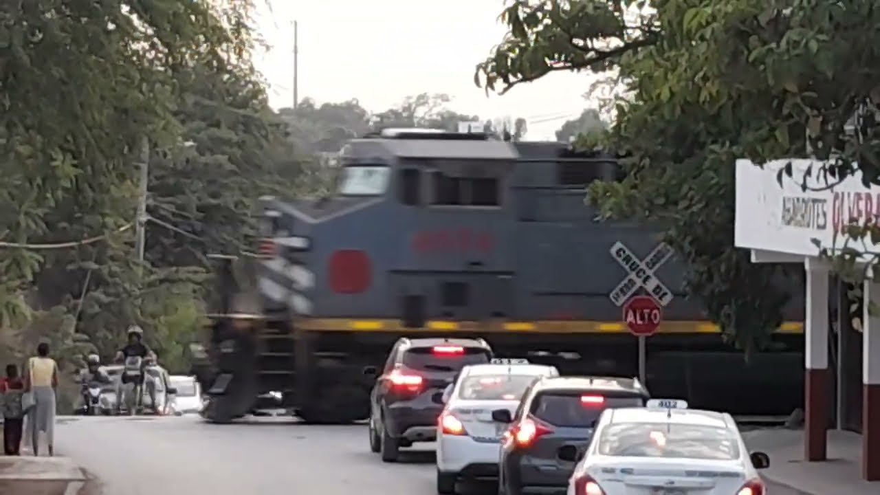 Norte Tampico SLP Llegando a Valles en el 24-12-25 Antes de la Navidad, Líderado por la AC44CW 4592