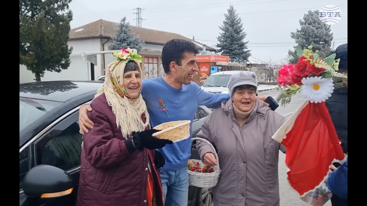 В добричкото село Стефан Караджа закичиха шофьорите с китки за здраве и късмет по повод Бабинден