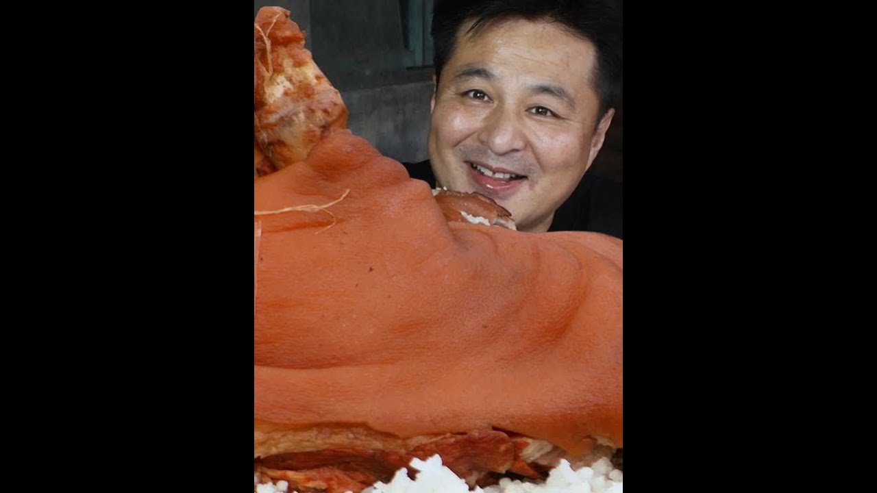 两个大肘子，做成肘子盖饭，香而不腻，入口即化，抱着啃是真过瘾 #肘子饭 #肘子盖饭 #柴火饭
