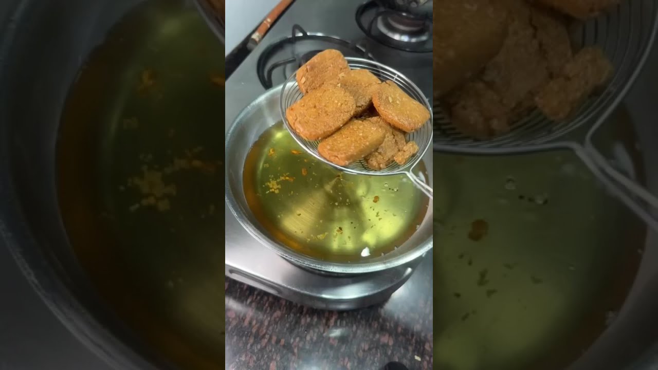 मैं तो  होली  आने  सें  पहले  डिब्बा  भरकर बनाकर रख लेती हूँ | aata biscuit 🍪 