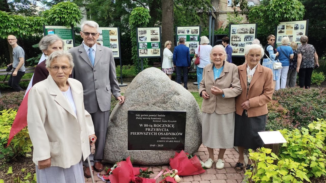80 lat minęło-odsłonięcie tablicy upamiętniającej pierwszych powojennych osadnik&oacute;w Gminy Stare Pole