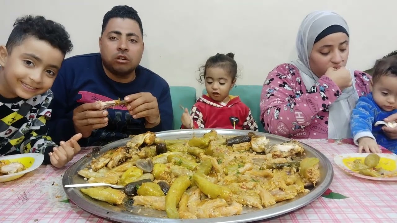 تحدي اكل على اكبر صينيه محاشي مشكله مع افخاد فراخ محشيه 😋 قلنا اسامي المتابعين 😍