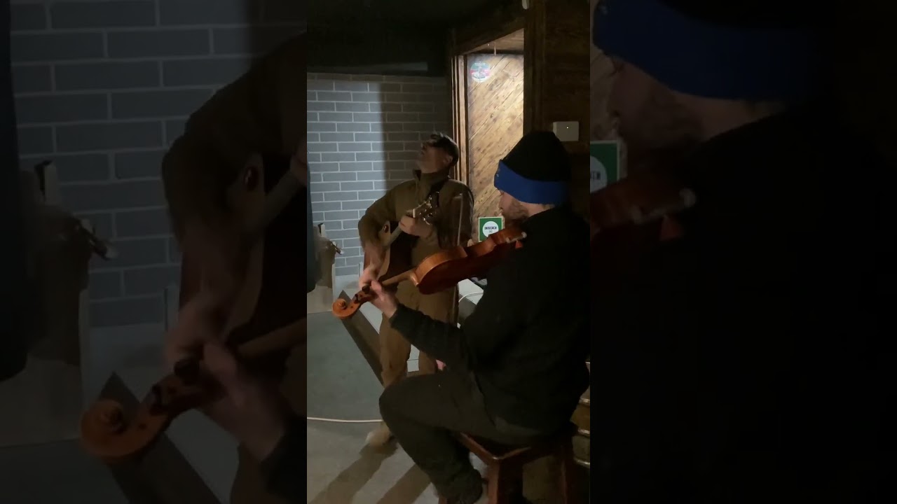 По килиму зеленому
