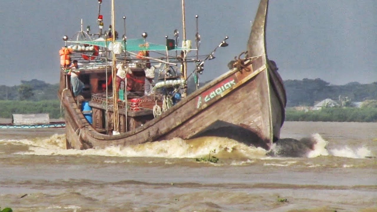ঘূর্ণির প্রবল স্রোতের বিপরীতে তিন নদীর মোহনায় এগিয়ে যাচ্ছে সমুদ্রগামী ট্রলার || Chandpur Triangle