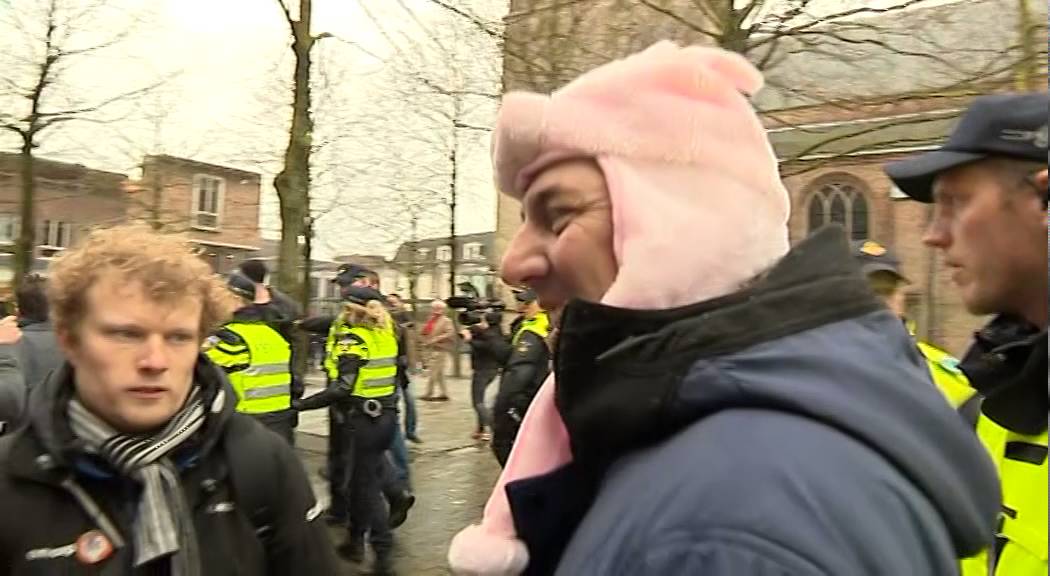 Pegida-voorman aangehouden om varkensmuts bij azc demonstratie in Ede