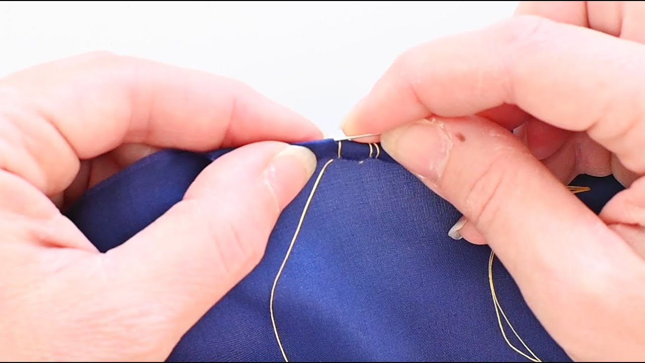 Cucire l'orlo sulla seta: punto arrotolato a mano | Come creare un foulard