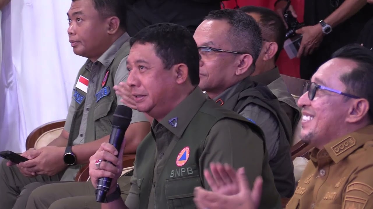 Kepala BNPB Berikan Dana Stimulan Penyintas Bencana Hidrometeorologi di Tanah Datar, Sumatera Barat