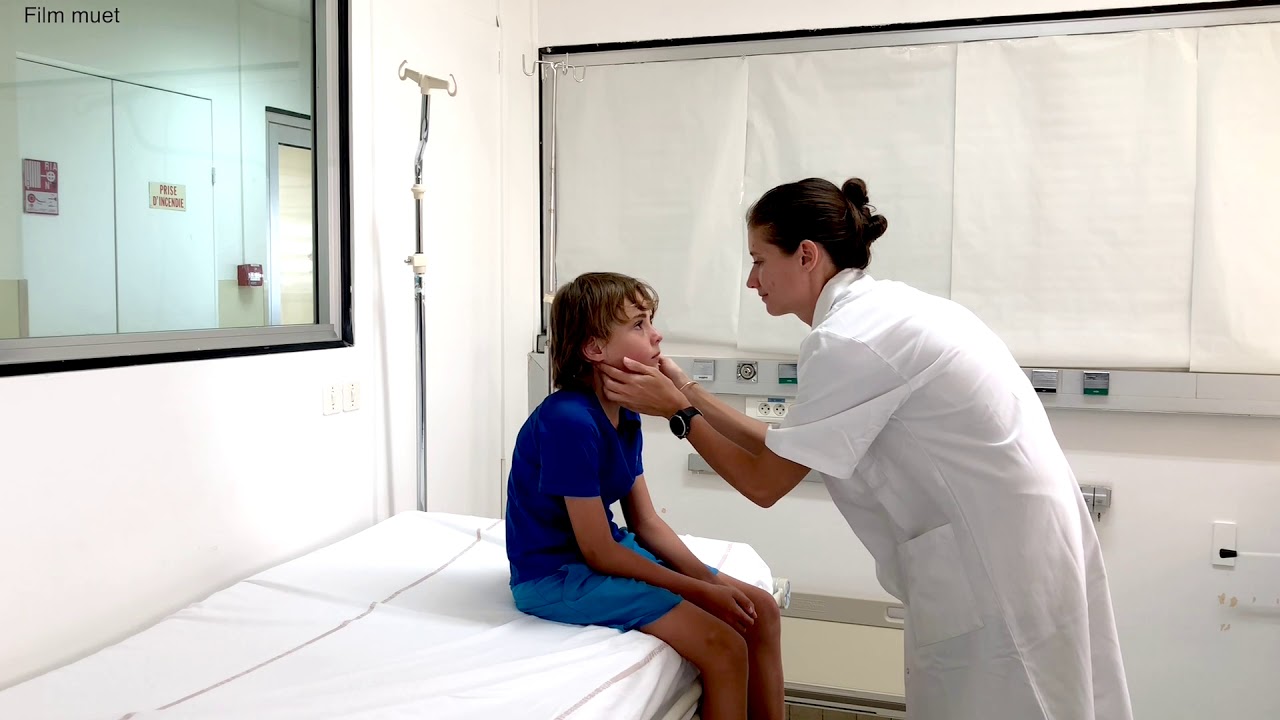 S02E03  enfant palpation du cou MUET  HD