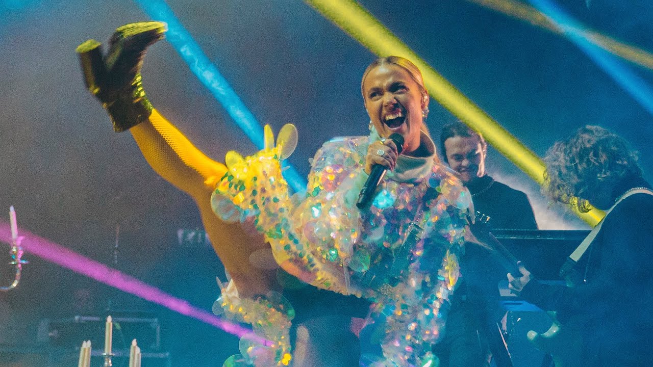 Julie Bergan - Bored LIVE @ Christines Julekonsert