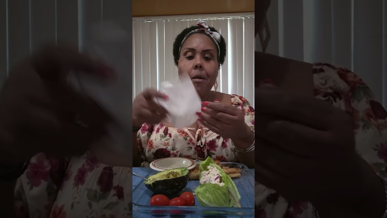 Салат из курицы, лодочки из листьев салата и картофель фри из сладкого батата… Время ужина!