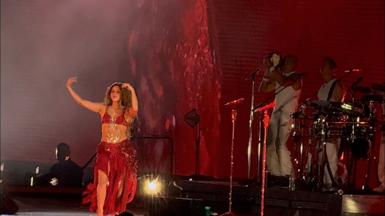 OJOS ASÍ - performance SHAKIRA en concierto 