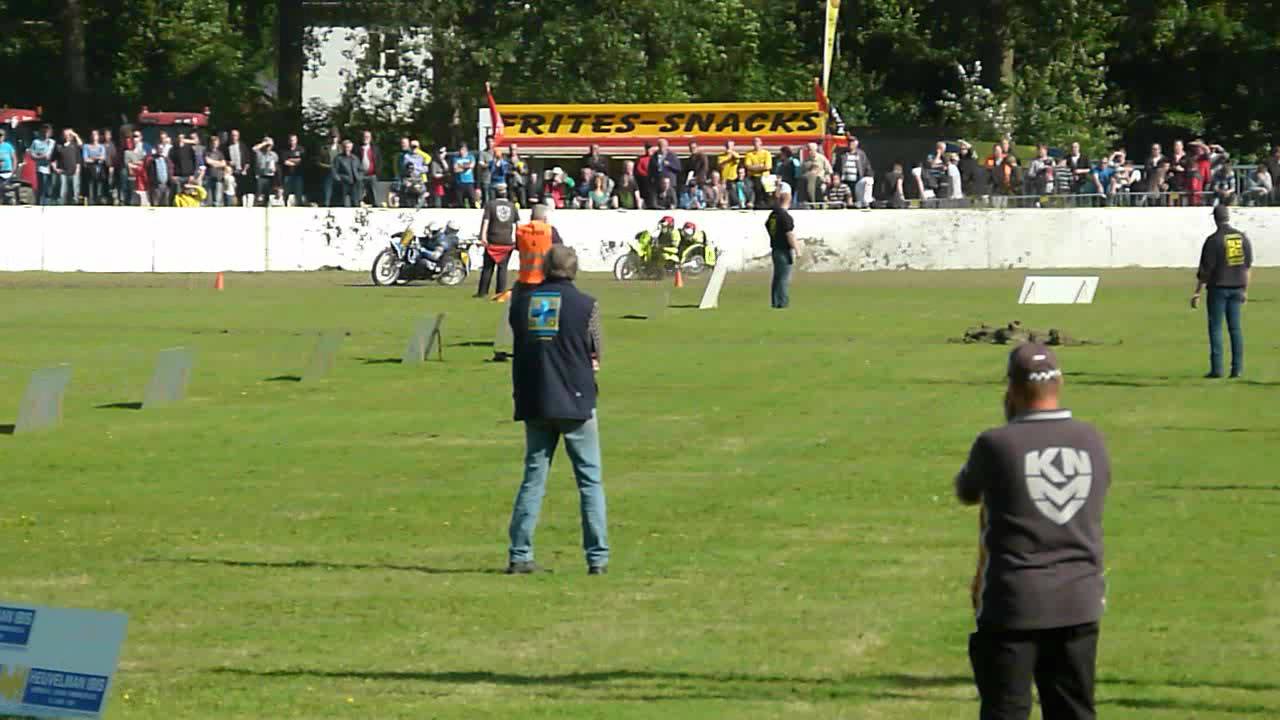 Tommy Kunert zonder voorband over de finisch.EK semi zijspannen 13 juli 2012 Loppersum