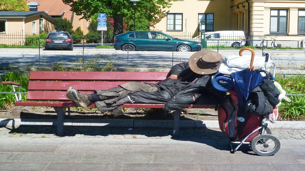 Varför har vi så många hemlösa i Sverige?
