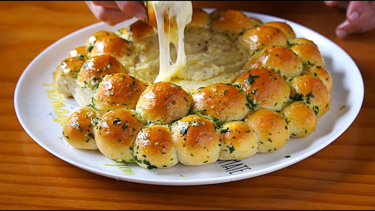 Pan de ajo con dip de queso fundido. Muy delicioso. Pan de ajo CASERO fácil de hacer. Pampushky