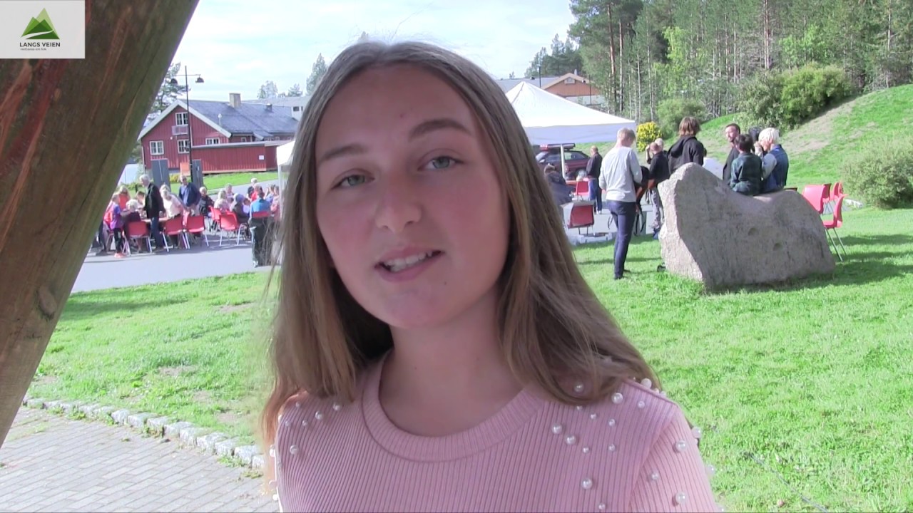 Ingeborg Onstad (13) forteller, spiller langeleik og synger.