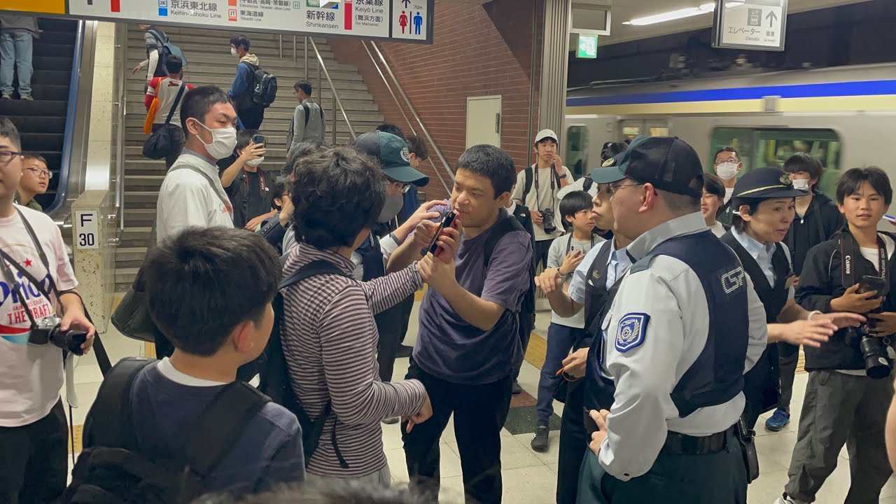 【速報】東京駅総武地下3,4番線で某熊がトラブル起こして警備員に取り囲まれる！（2025.5.3.16:26）