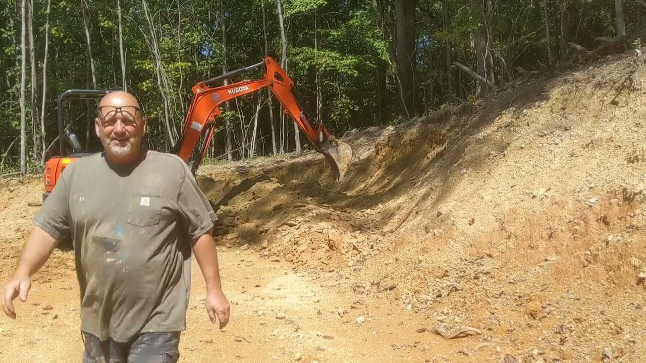 Moving tree's and dirt with the Kubota 33-4 / John Deere 1025r