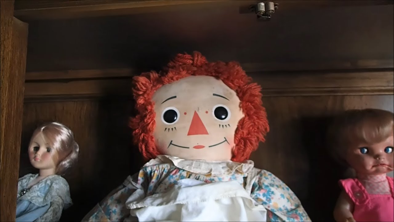 Лицо куклы Haunted Dolls только что сдвинулось! Встречайте Сибил, куклу Haunted Dolls!