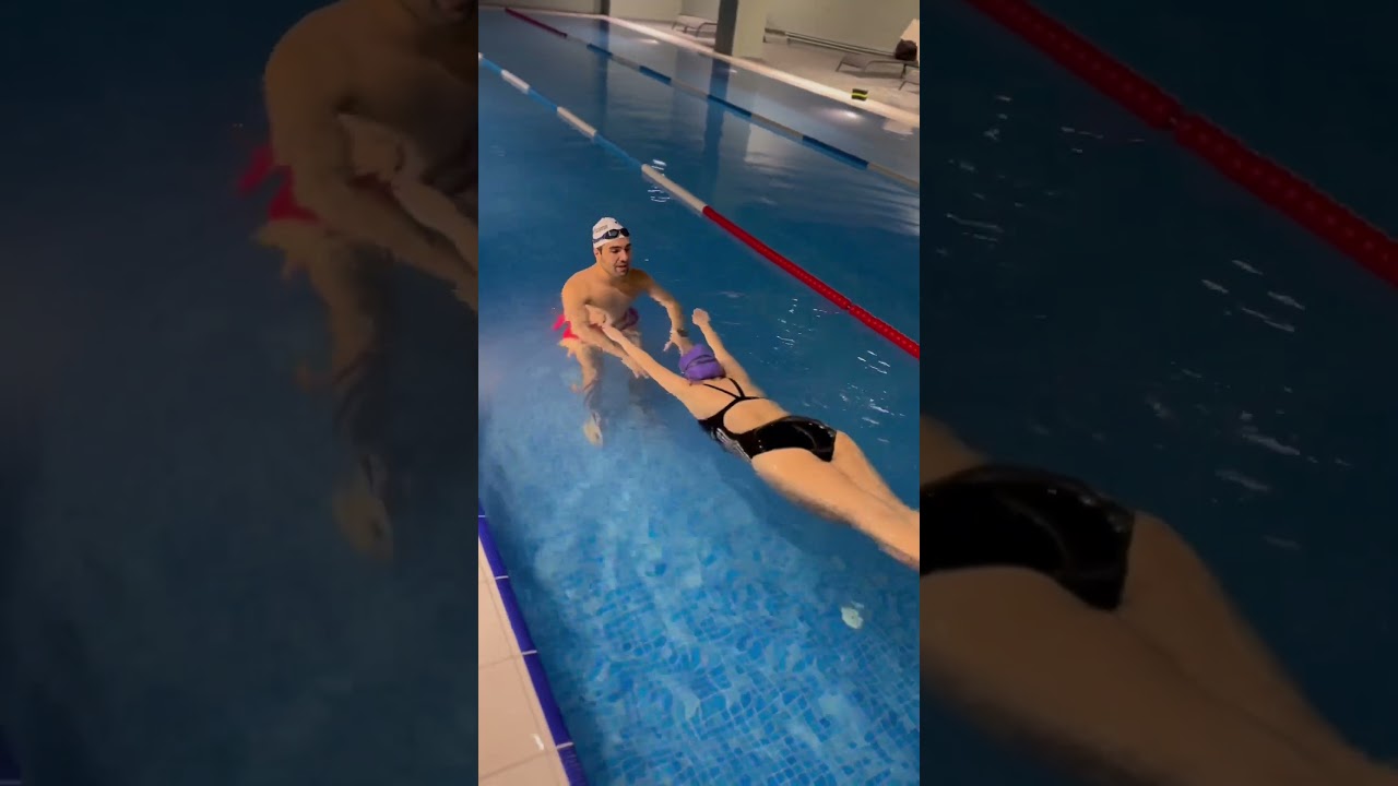 Denizde havuzda su &uuml;st&uuml;nde ilerlemek y&uuml;zmeyi yeni &ouml;ğrenmeye başlayanlar i&ccedil;in #y&uuml;zme #swimming #deniz