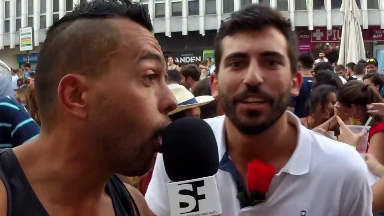 Feria de Málaga [20]: Maneras de ligar con una rosa en el pecho y un abanico rojo en la mano