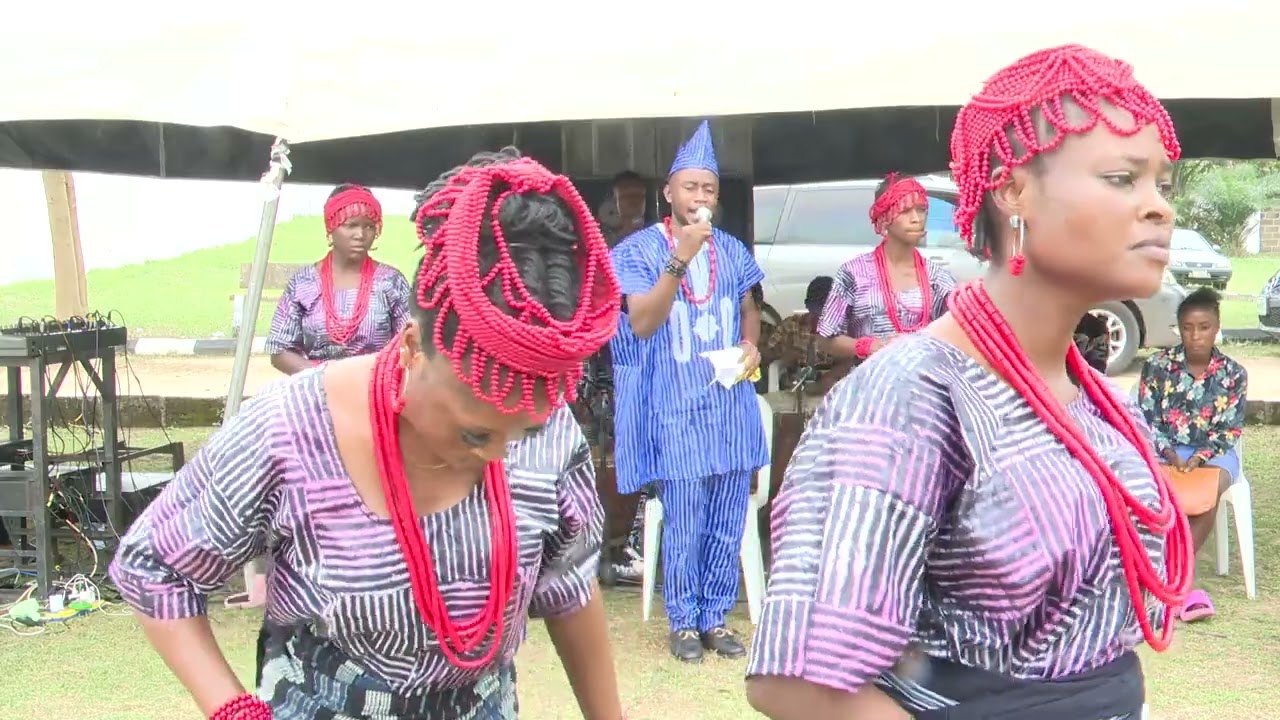 live on stage Oke Olori Oma