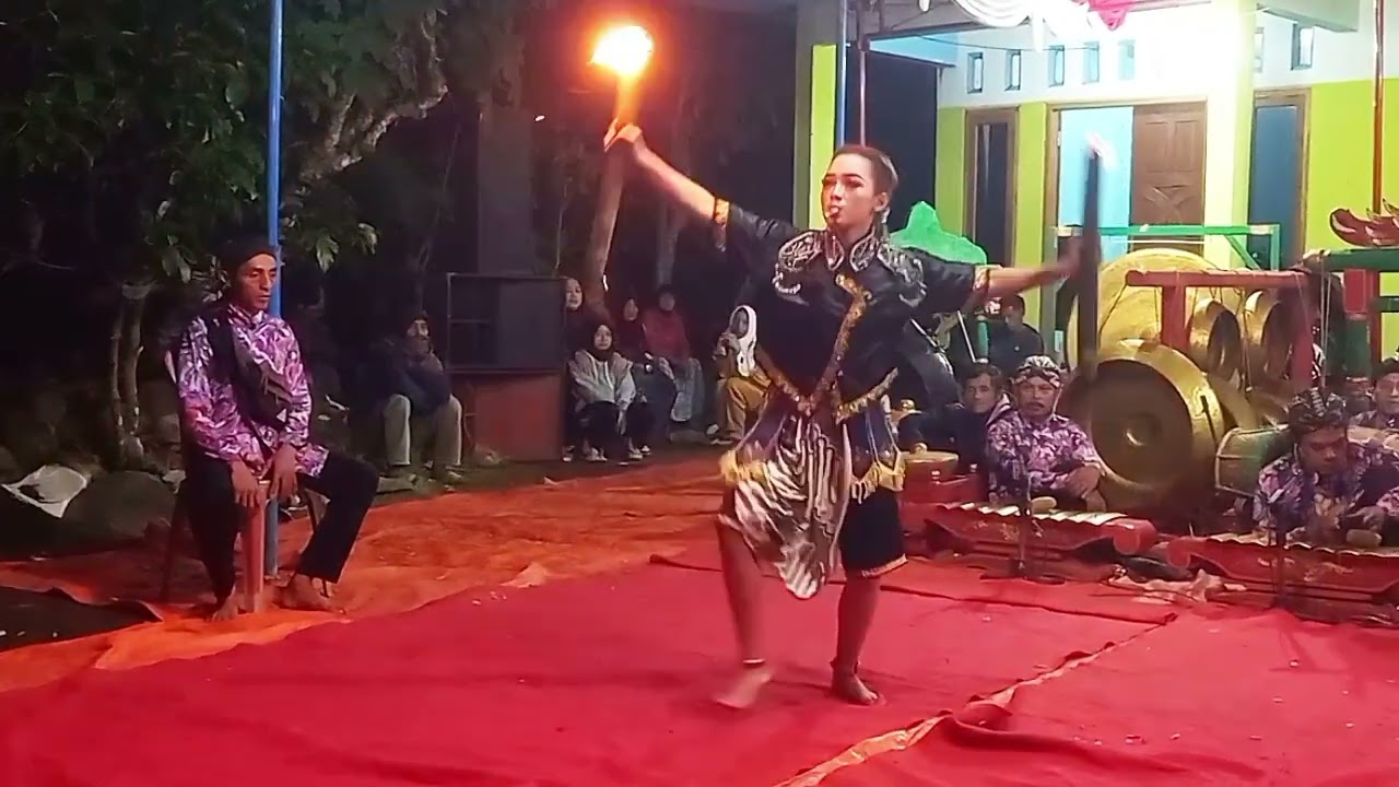 PENARI CEWEK KESURUPAN MAIN API...!! Feat {CIPTO SEKAR MELATI} KALISAT WADASLINTANG. 15 Juli 2025