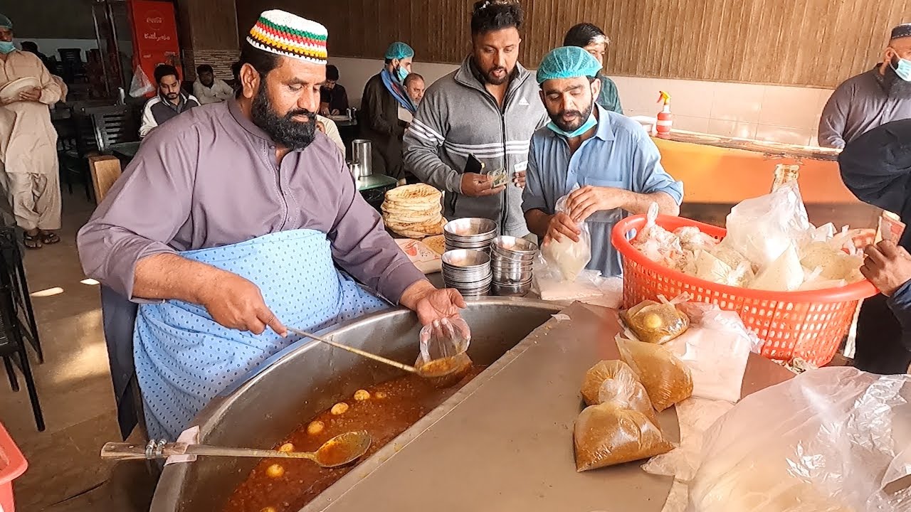 Goga Naqeebia Murgh Chanay | Lahori Nashta Murgh Chanay | Chickpea Stew | Street Food Pakistan |