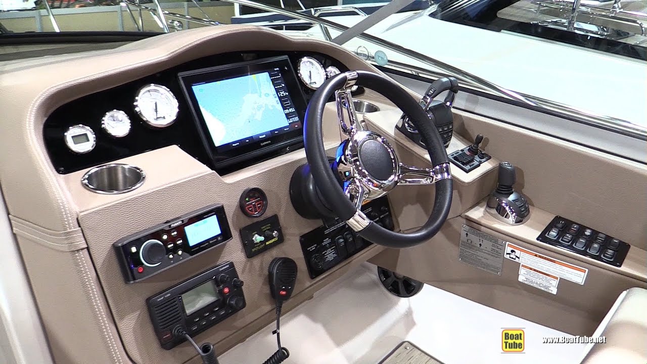 2017 Regal 32 Express Motor Yacht - Walkaround - 2017 Montreal Boat Show