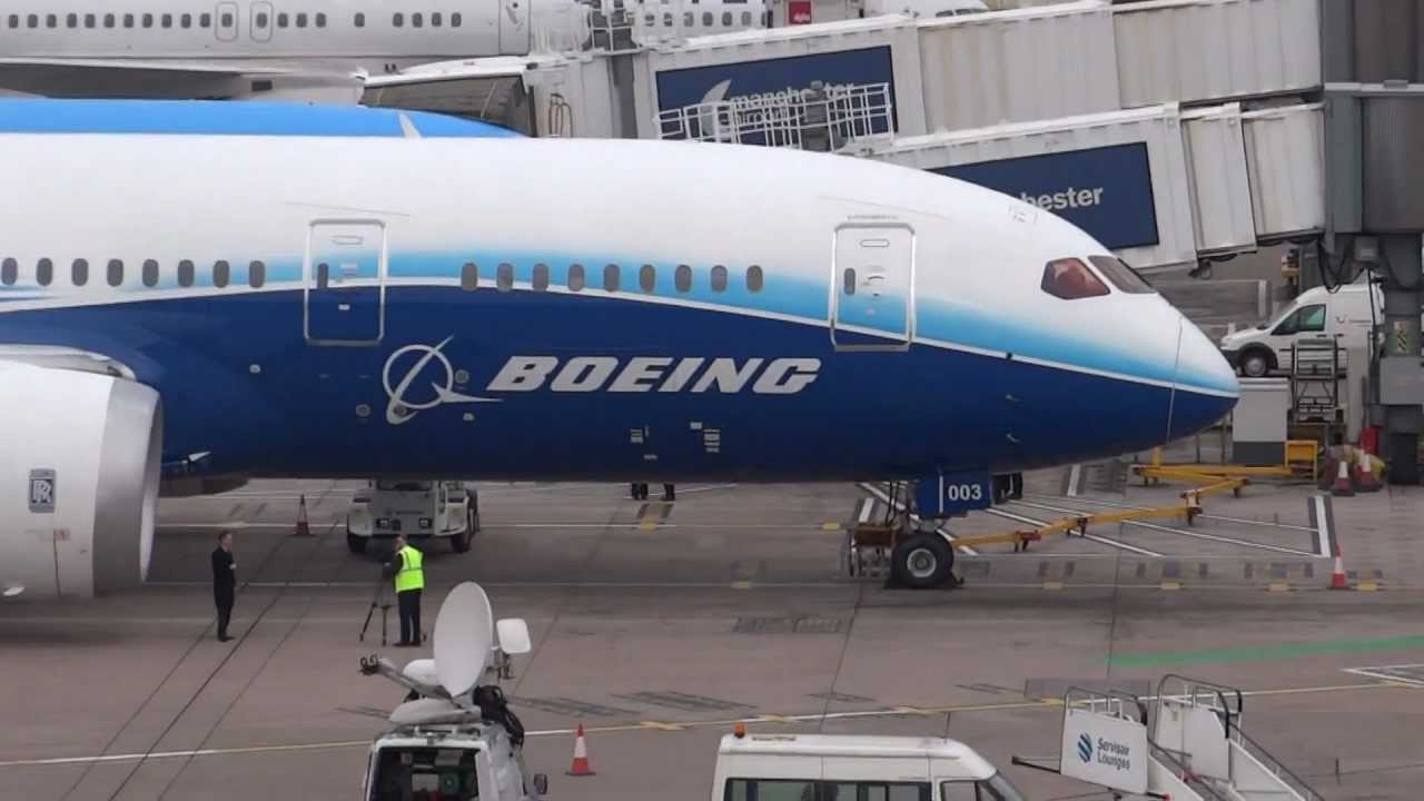 Boeing 787 Dreamliner at Manchester gate 202