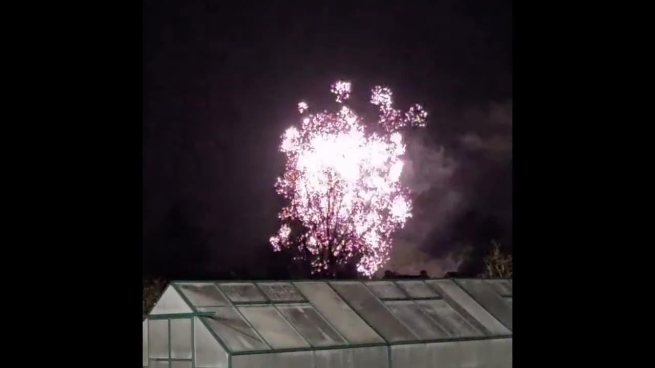 Vuurwerkshow met 12” shell!  op afstand 