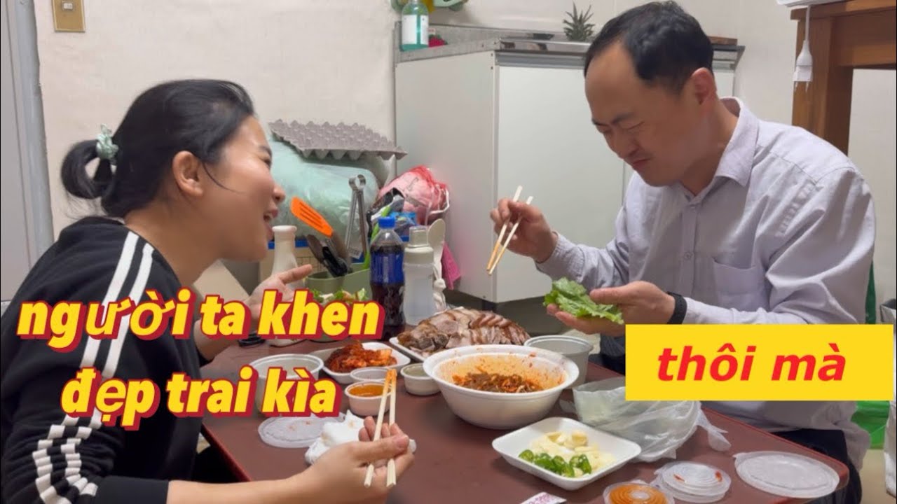 Anh Hoon mắc cỡ khi khách nữ khen đẹp trai