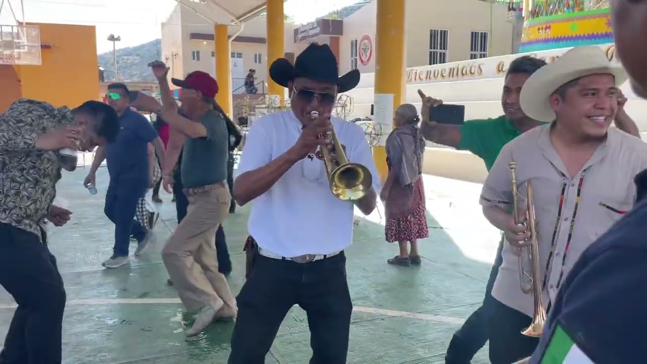 Así se dieron un agarrón estos  dos de la banda en Santa María tintu’